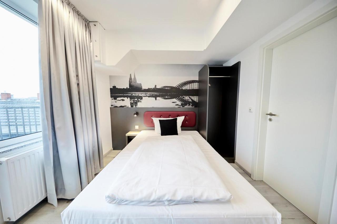 สมาร์ทตี้ โคโลญ โดม โฮเทล - บอร์ดดิ้งเฮาส์ Hotel ภายนอก รูปภาพ