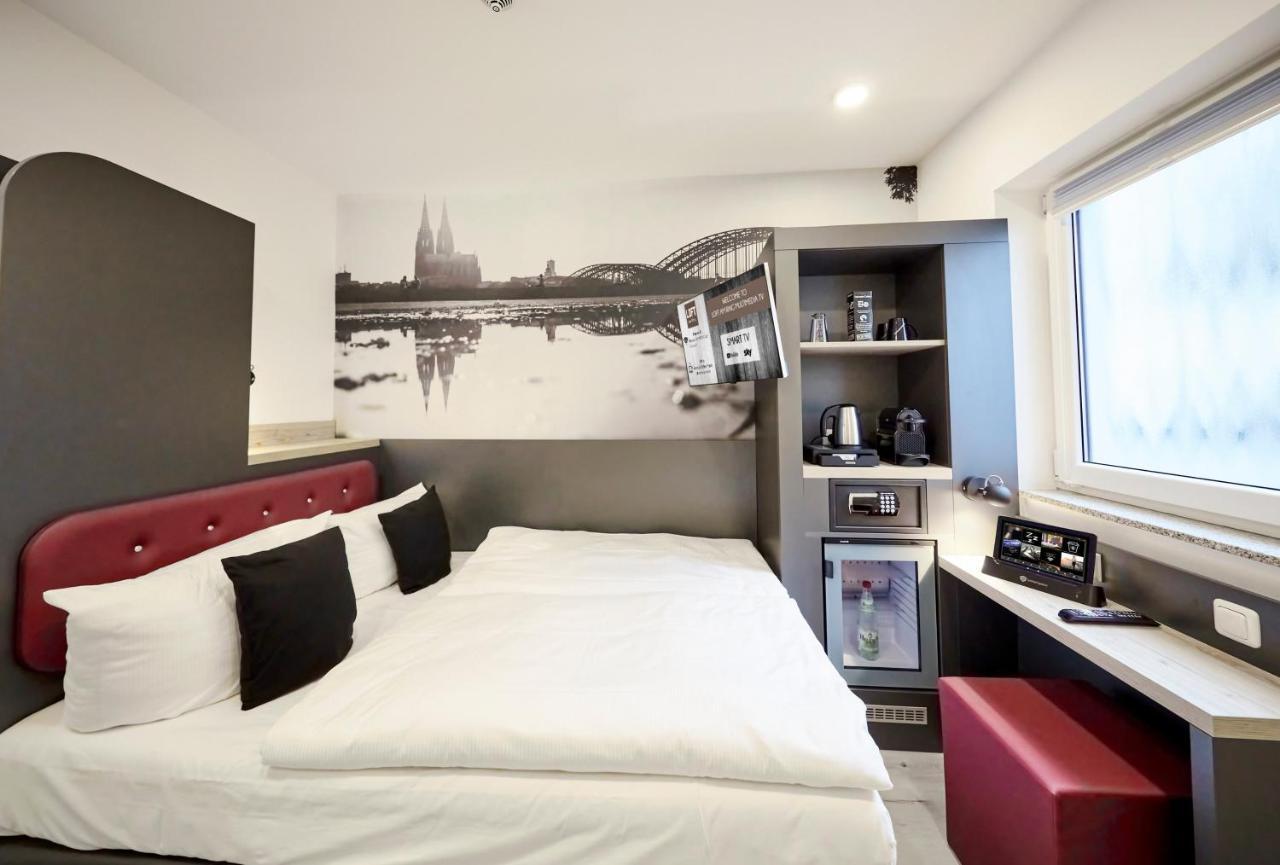 สมาร์ทตี้ โคโลญ โดม โฮเทล - บอร์ดดิ้งเฮาส์ Hotel ภายนอก รูปภาพ