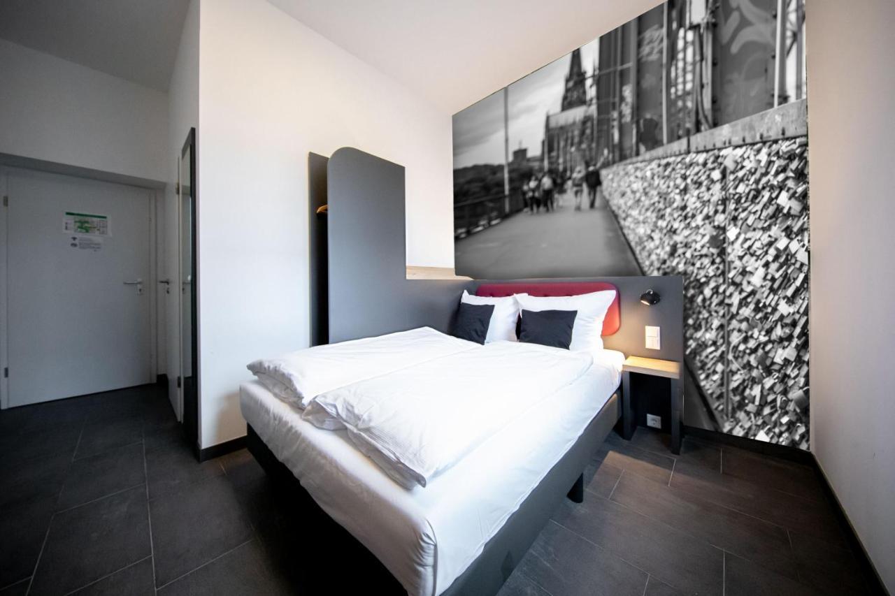 สมาร์ทตี้ โคโลญ โดม โฮเทล - บอร์ดดิ้งเฮาส์ Hotel ภายนอก รูปภาพ