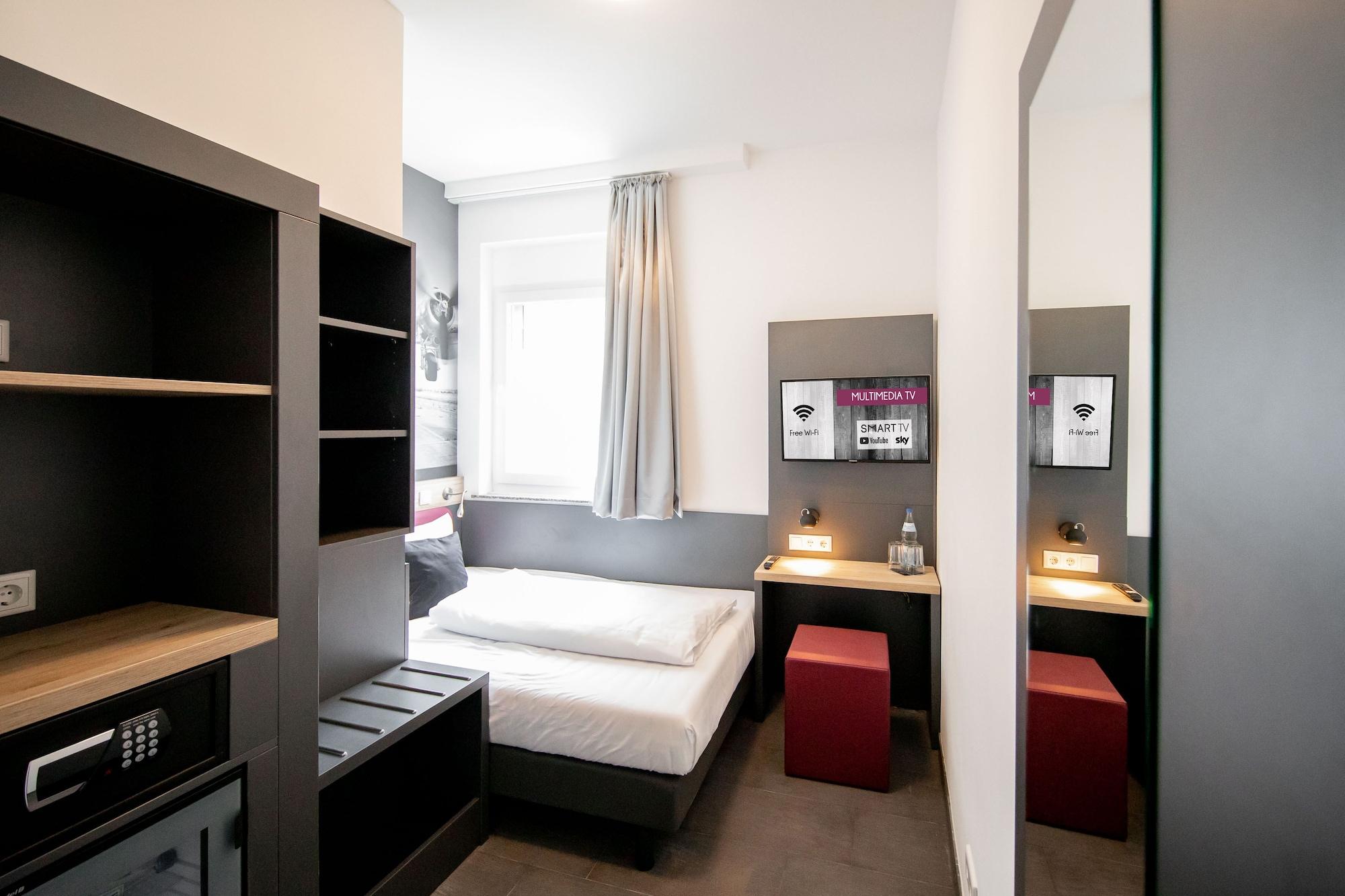 สมาร์ทตี้ โคโลญ โดม โฮเทล - บอร์ดดิ้งเฮาส์ Hotel ภายนอก รูปภาพ
